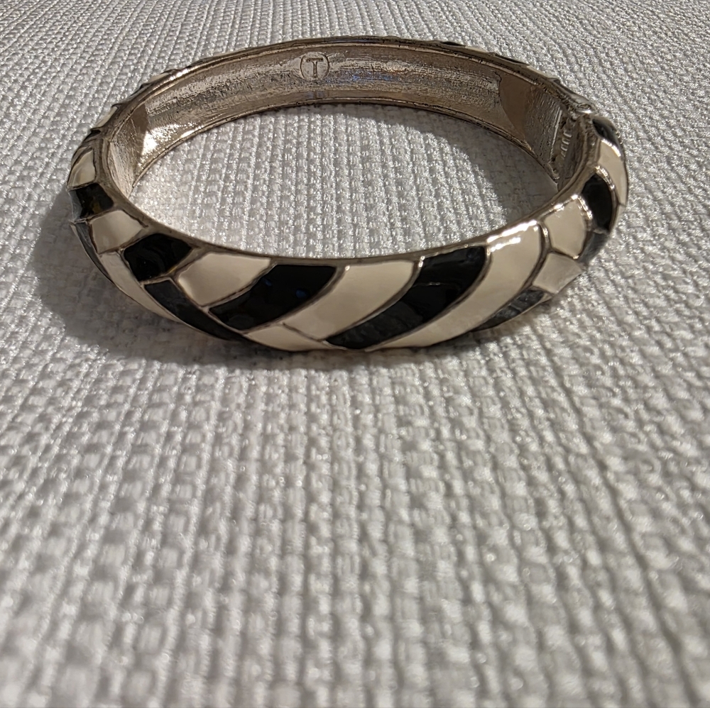 Vintage Black & Cream Enamel Hinged Bangle Bracelet – Geometric Statement